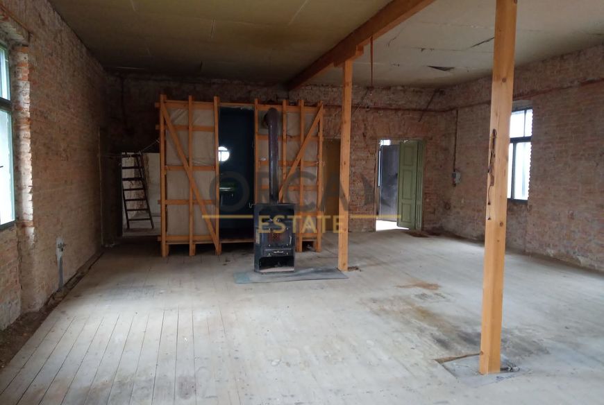 Řadový RD, podlahová plocha 342 m2, k rekonstrukci, pozemek 181 m2