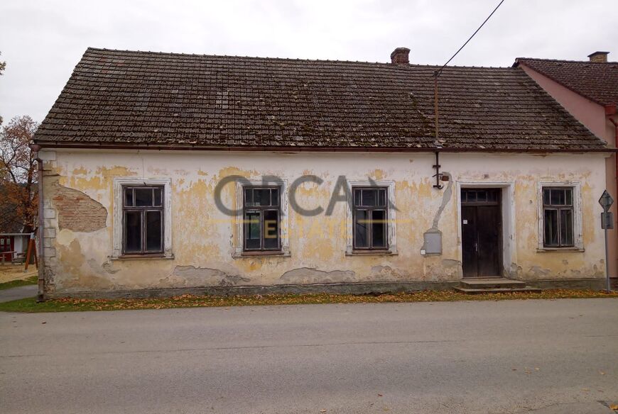 Řadový RD, podlahová plocha 342 m2, k rekonstrukci, pozemek 181 m2