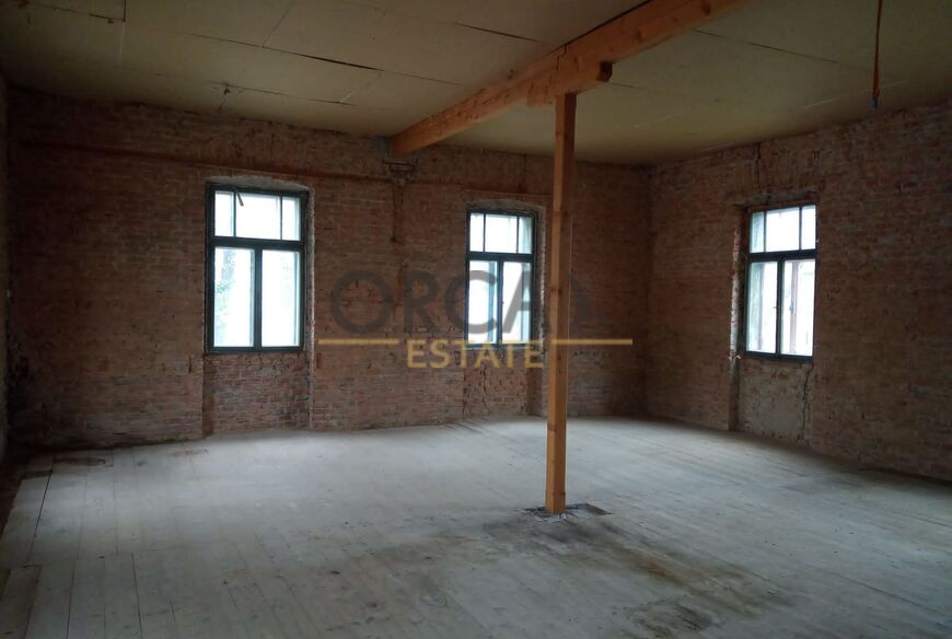 Řadový RD, podlahová plocha 342 m2, k rekonstrukci, pozemek 181 m2