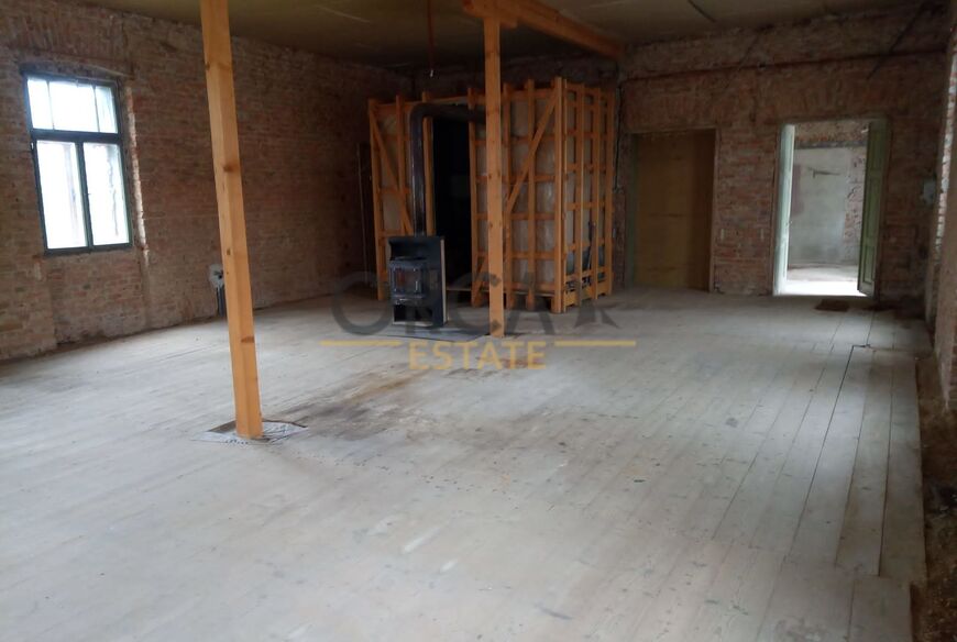 Řadový RD, podlahová plocha 342 m2, k rekonstrukci, pozemek 181 m2