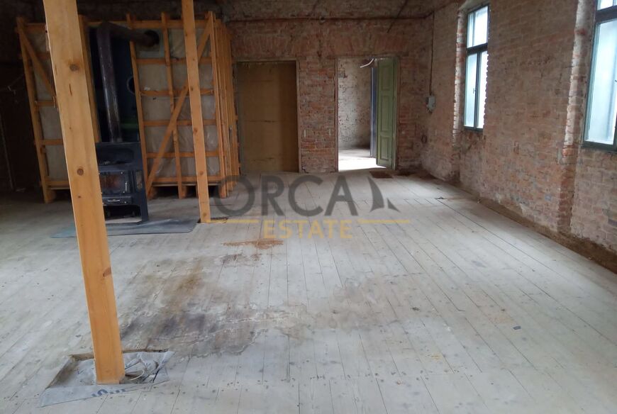 Řadový RD, podlahová plocha 342 m2, k rekonstrukci, pozemek 181 m2