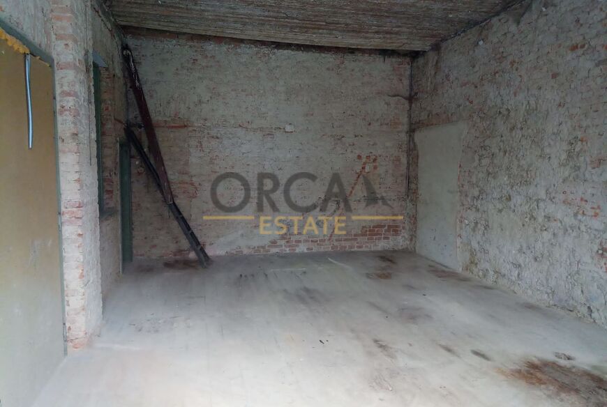 Řadový RD, podlahová plocha 342 m2, k rekonstrukci, pozemek 181 m2