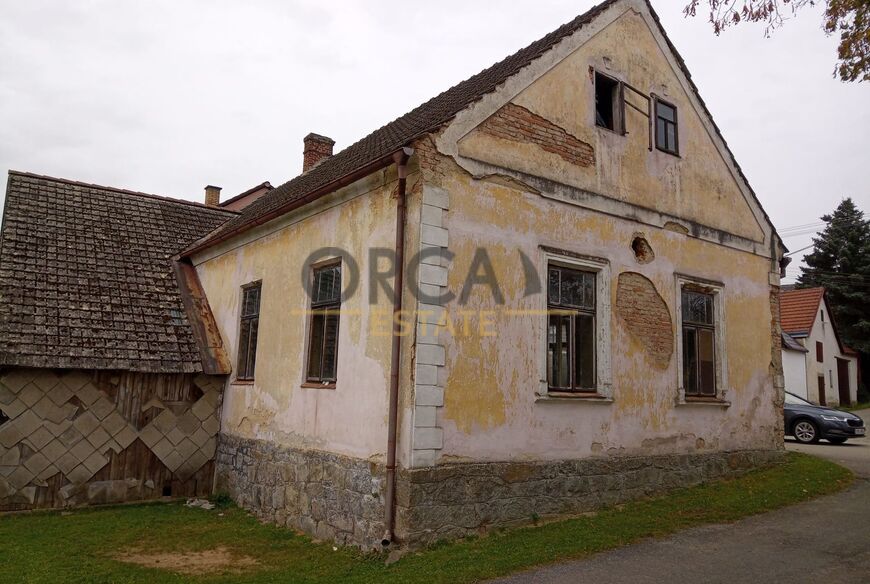 Řadový RD, podlahová plocha 342 m2, k rekonstrukci, pozemek 181 m2